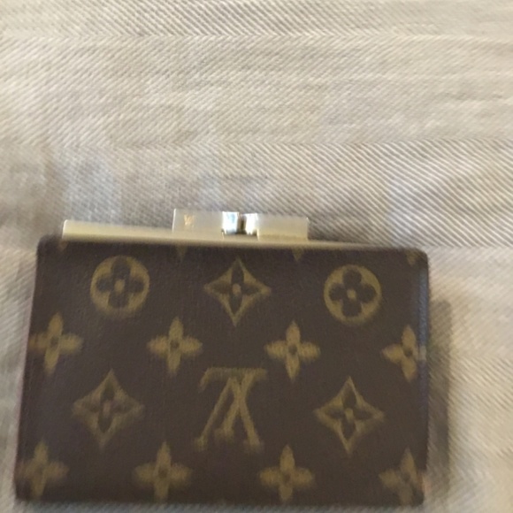 Authentic Louis Vuitton Kiss Lock Compact Wallet - Picture 4 of 6
